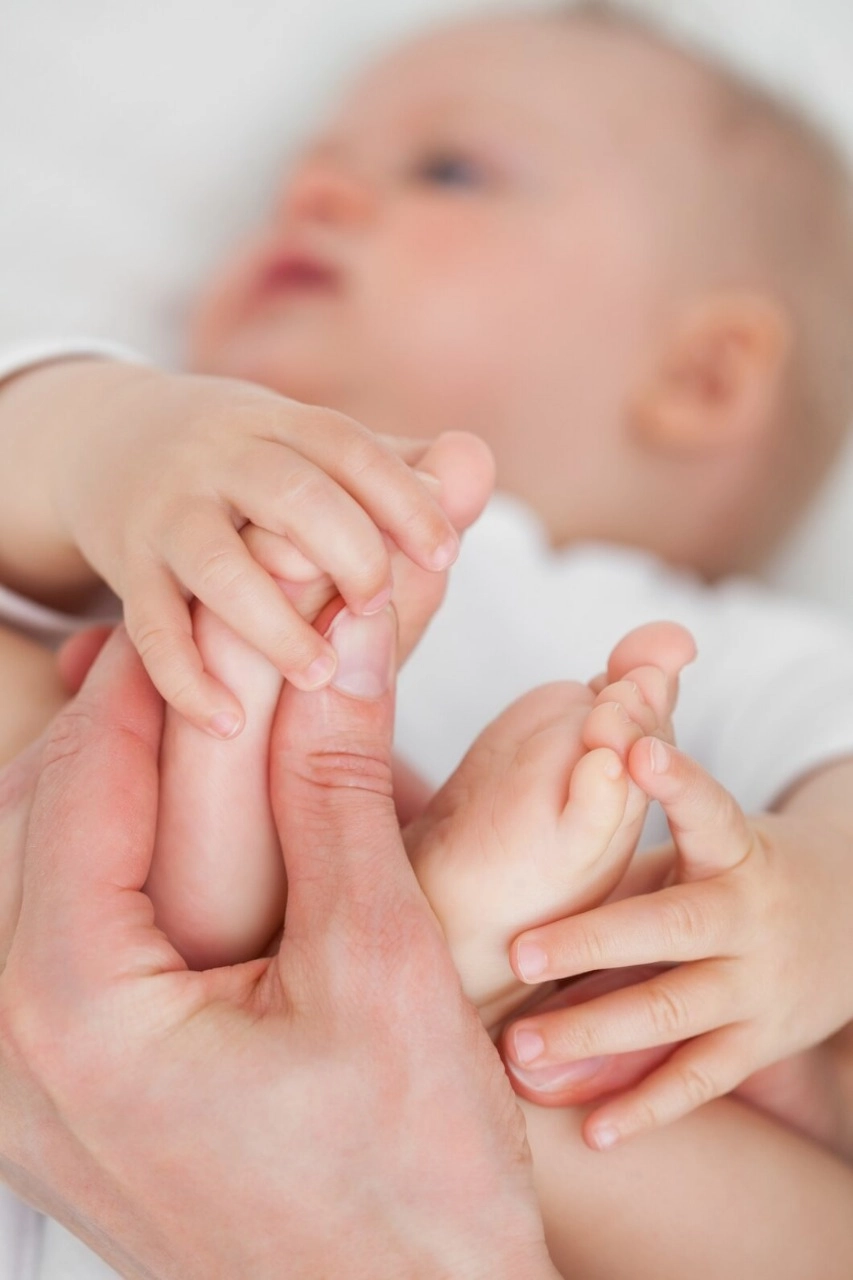 Masser son bébé : un moment magique pour toute la famille